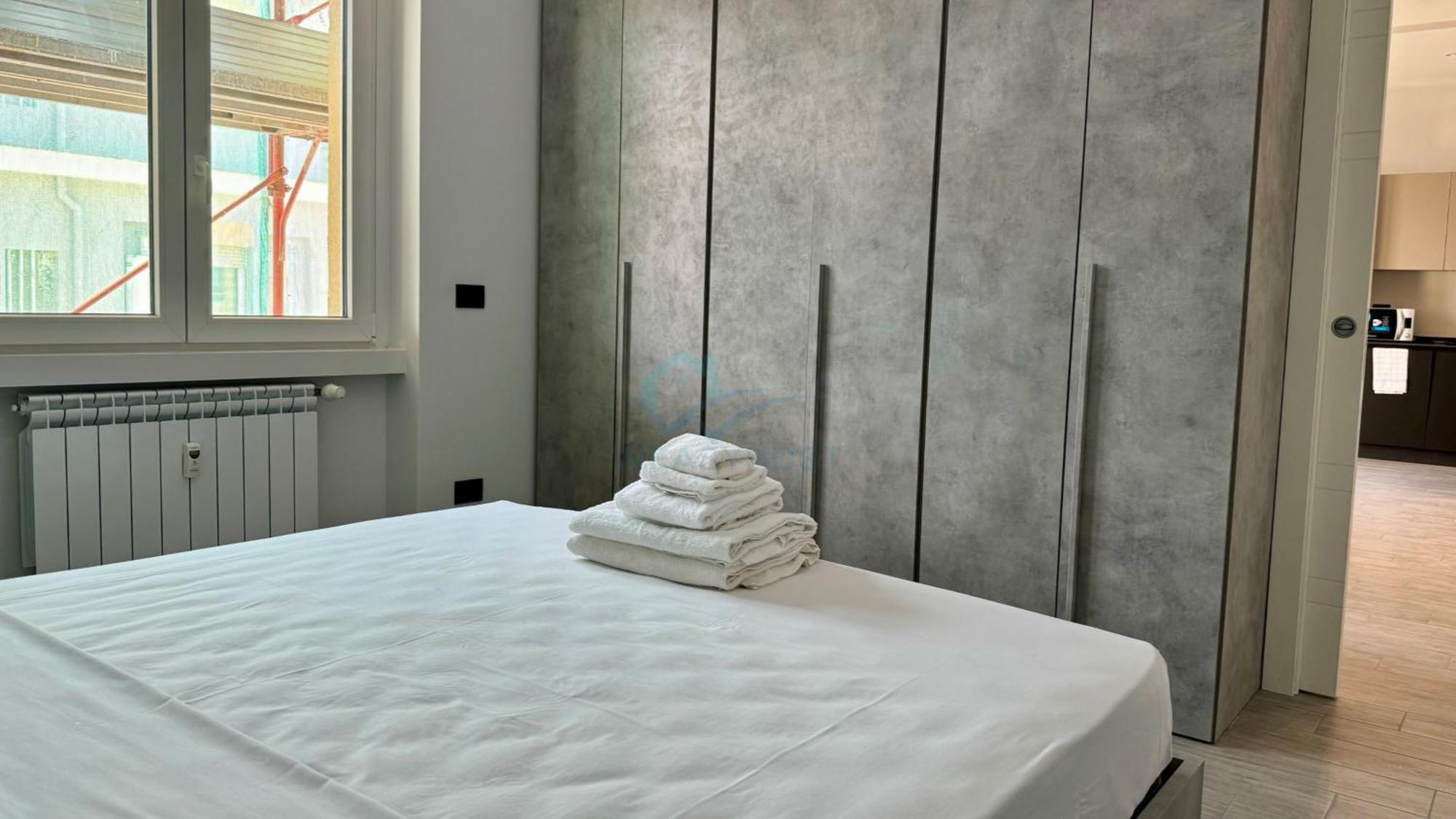 Contemporary Comfort Stylish Modern * Rom